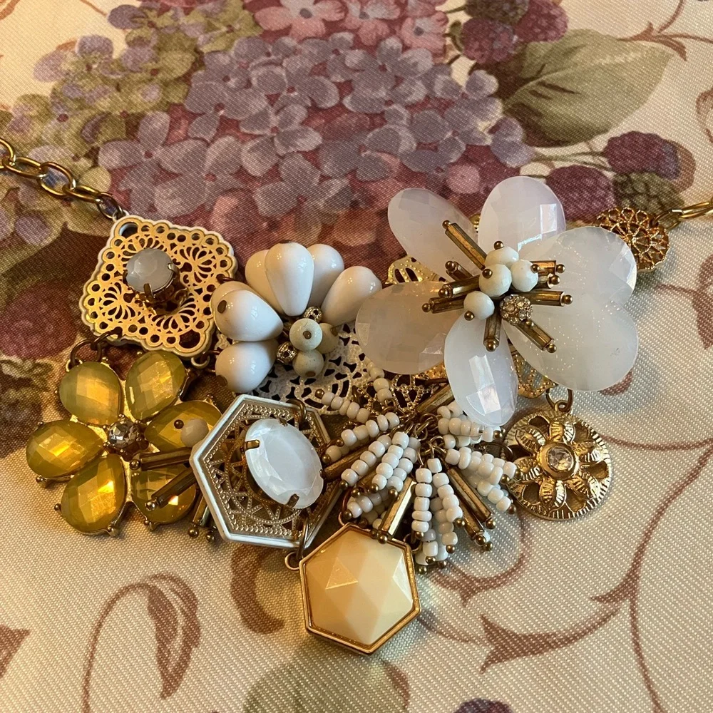 ———SOLD———-____\OPULENT FLORAL NECKLACE - Picture 3 of 12